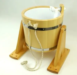 Душ русский (обливное устройство) 14 л с пластиковой вставкой, лак ДУБ (ПРЕМИУМ)